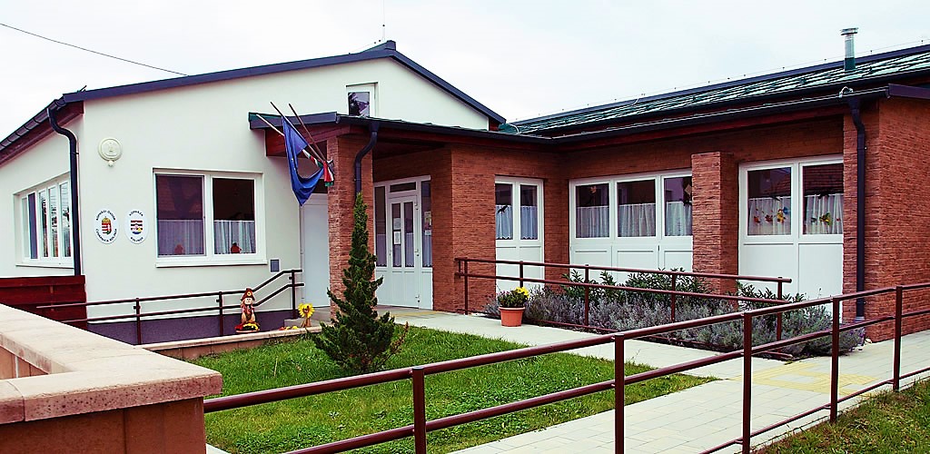 Nakovich Mihály Általános Iskola és Óvoda / Osnovna škola i čuvarnica Mihovila Nakovića